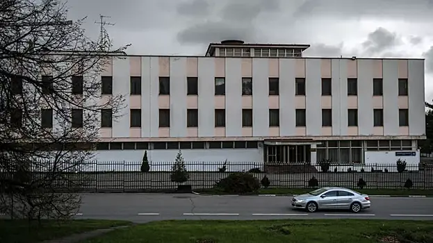 Posolstvo serbii v moskve vyvesilo znamja pobedy i flagi rossii f2bac04.webp